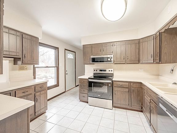5th image of 9836 W Paxton Dr