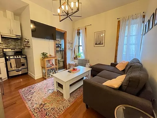 Rented by KNOCKKNOCK LLC | media 18