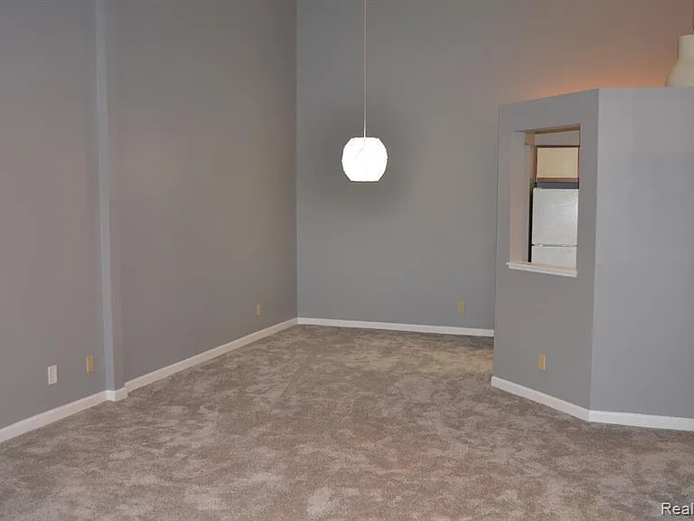 19259 Surrey Ln — Photo 3