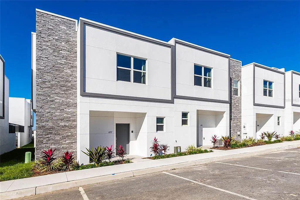 5 bed, 4.0 bath, 2020 sqft, $2,900 — Photo 3