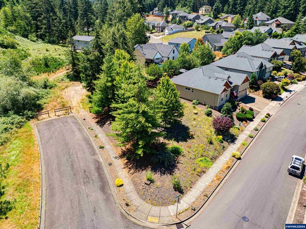 985 Pinetop St, Sweet Home, OR 97386