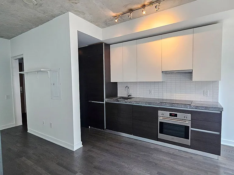 629 King St W #420 — Photo 6