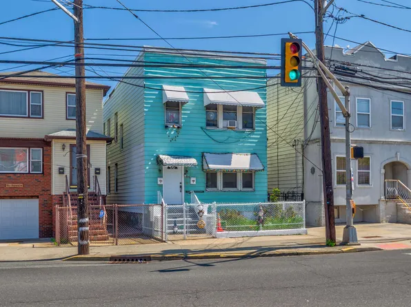 404 Danforth Avenue image 1 of 27