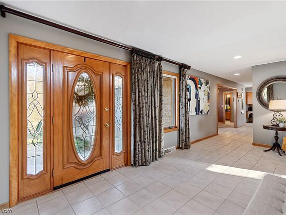 3rd image of 886 Woodmere Dr