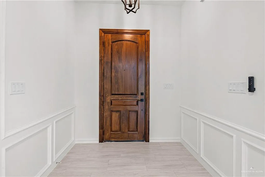 3 bed, 2.0 bath, 1636 sqft, $2,300 — Photo 2