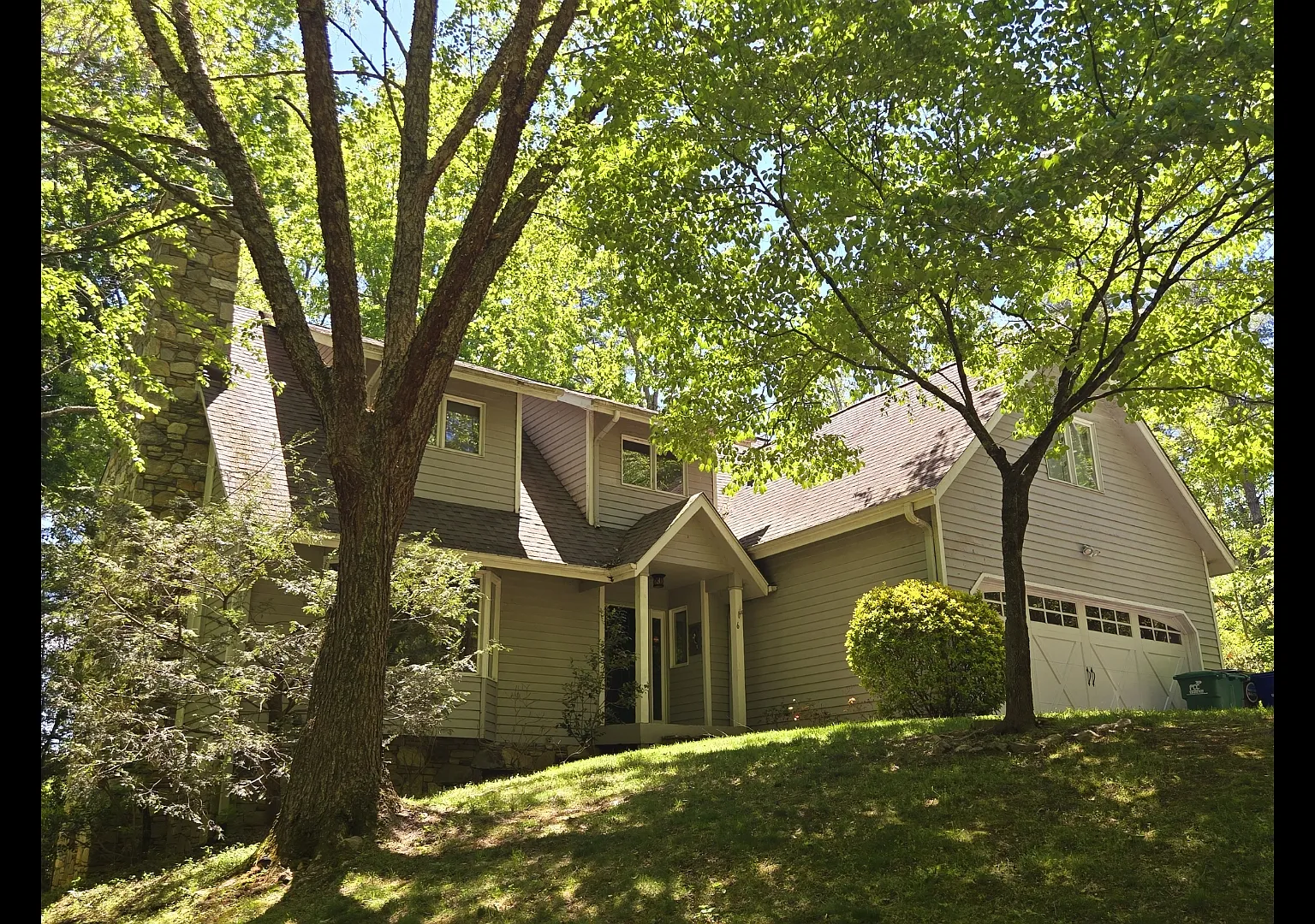 3 bed, 2.5 bath, 2700 sqft, $3,000 — Photo 2