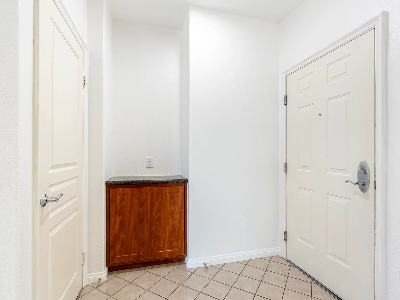 3 bed, 1343 sqft, $3,600 — Photo 2