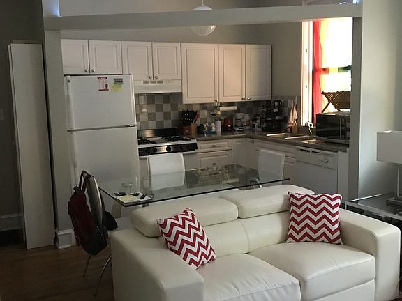 4th image of 810 W Newport Ave APT 1