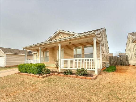2nd image of 921 Danbury Pl