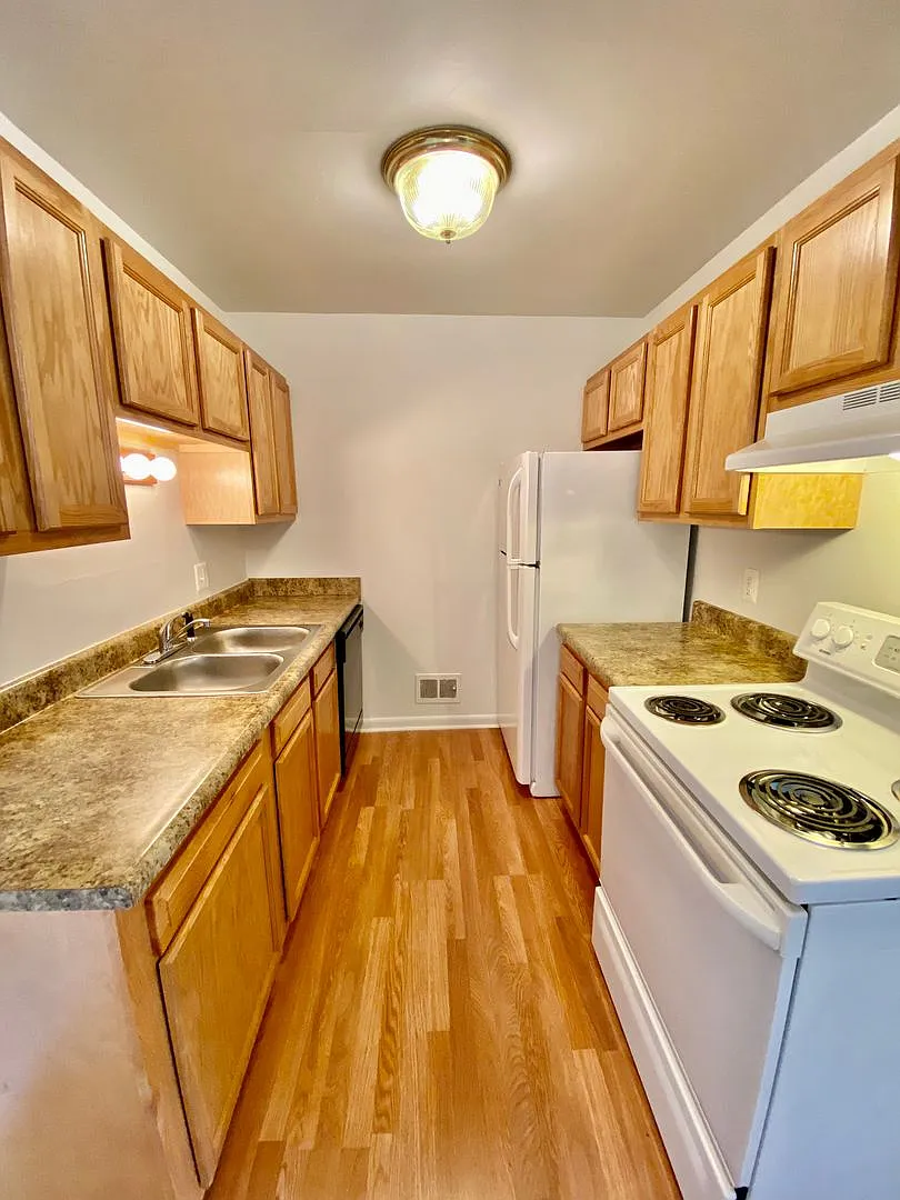 2nd floor, Remodeled 1 Bd. Greenway Park - Free Rent until November 1st!! — Photo 3