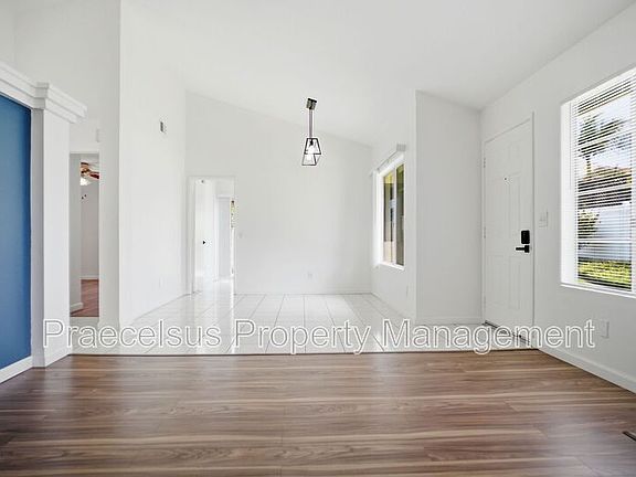 3rd image of 631 Hampshire Ln