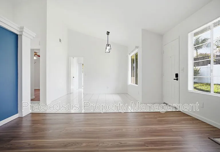 631 Hampshire Ln — Photo 3