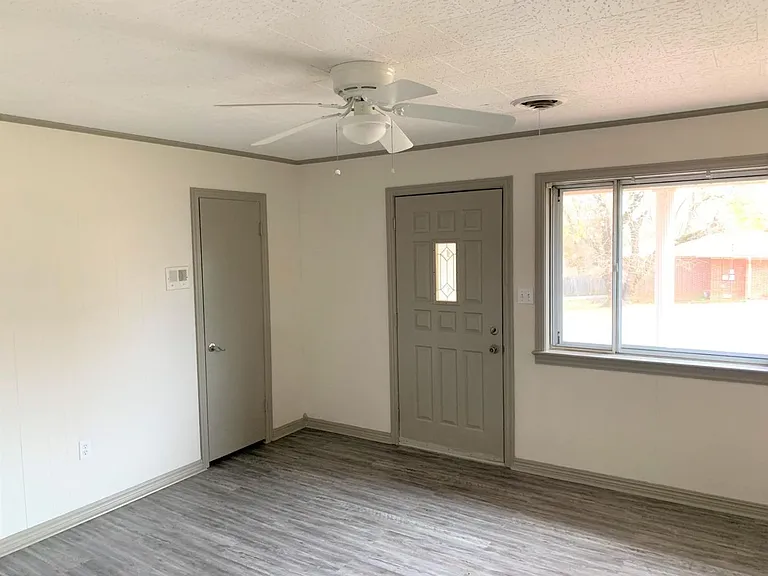 1820 S Commerce Ave — Photo 10