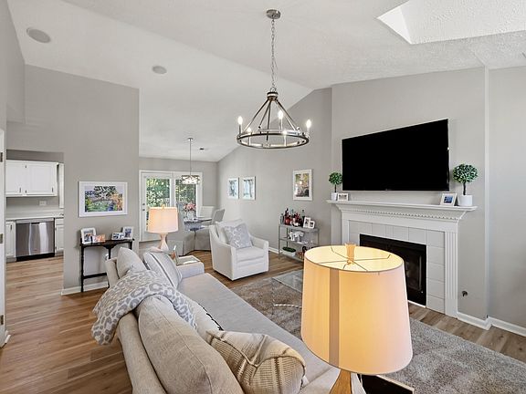 3rd image of 2045 Glade Ln