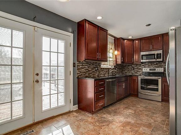 5th image of 535 NE Noeleen Ln