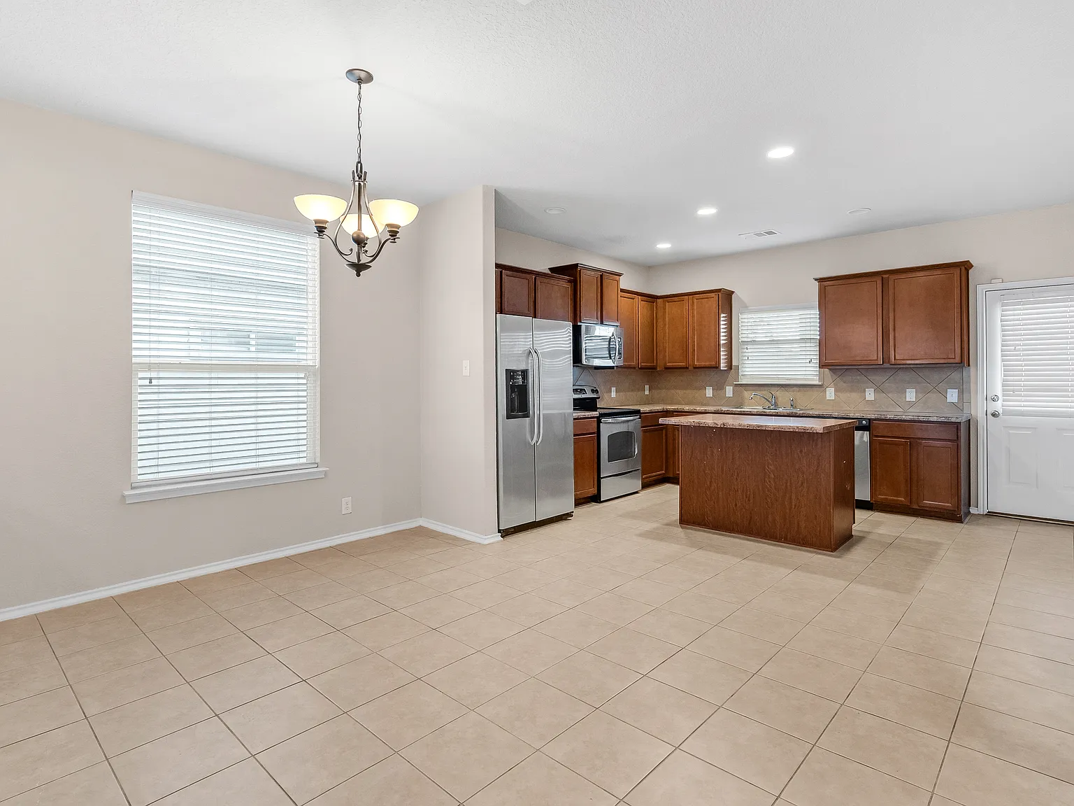 4 bed, 2.5 bath, 2129 sqft, $2,000 — Photo 4