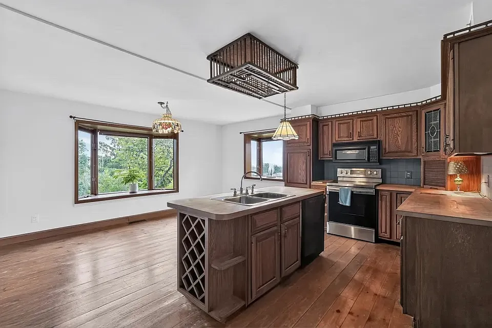 4 bed, 2742 sqft, $3,200 — Photo 3