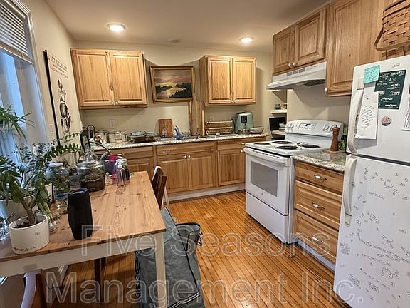 3rd image of 75 Grant St Floor 2