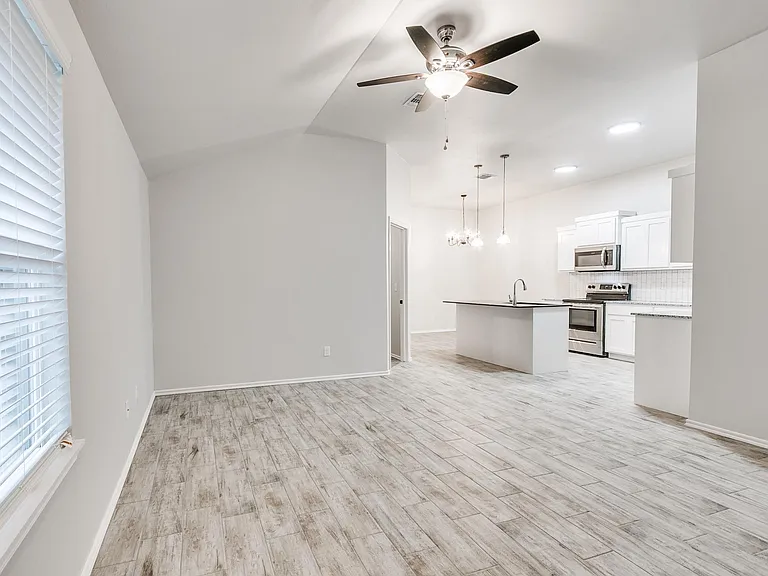 930 Chase Ln — Photo 4