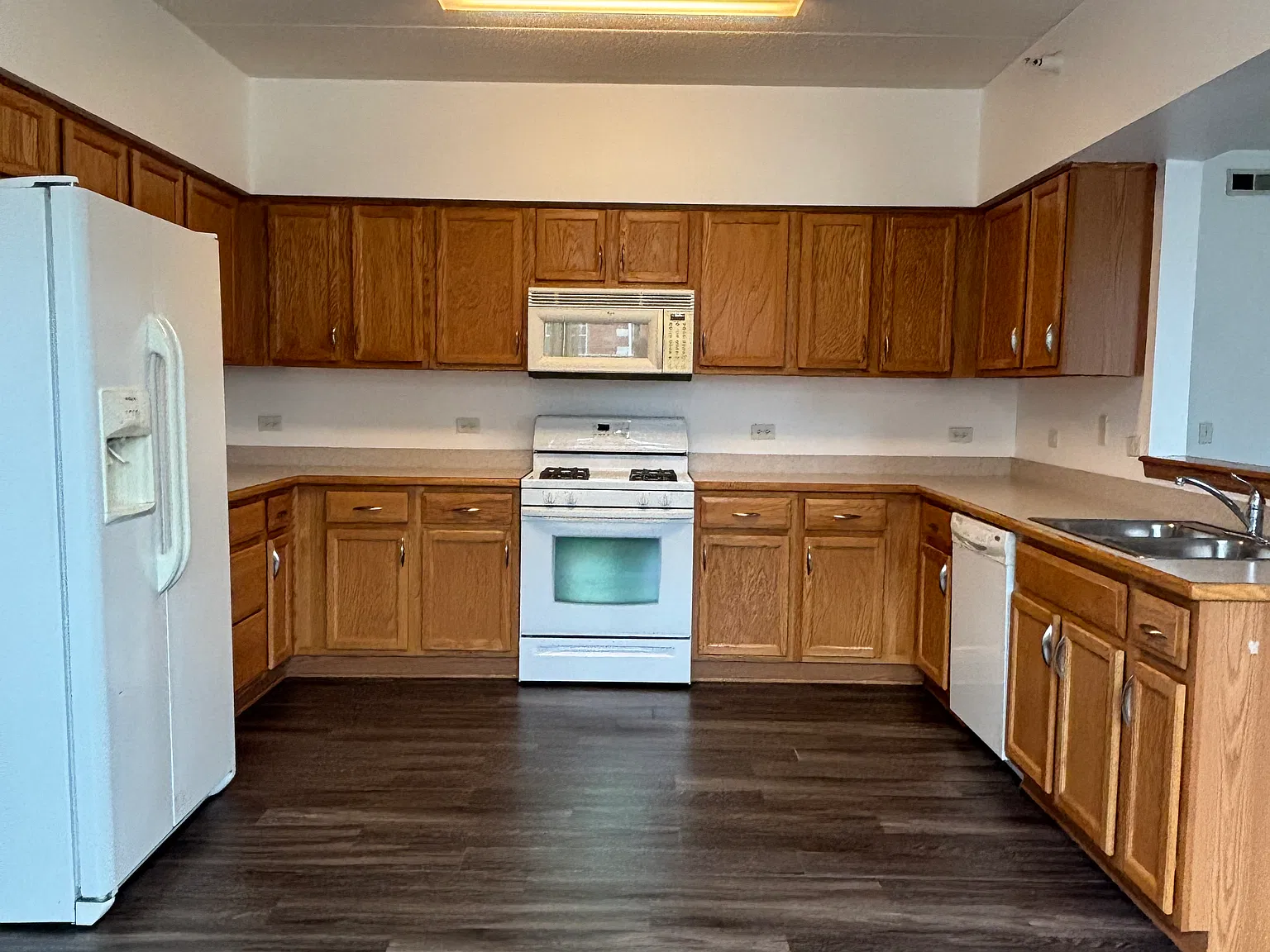 2 bed, 1200 sqft, $2,400 — Photo 4
