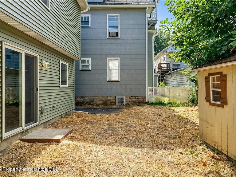 820-822 Delaware St — Photo 32