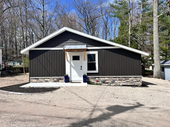 855 W Locust St, White Cloud, MI 49349
