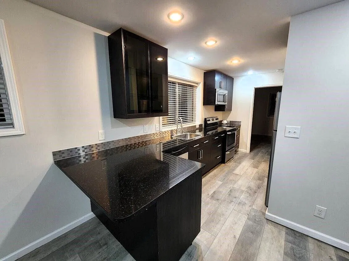 1 bed, 1.0 bath, 700 sqft, $1,000 — Photo 2