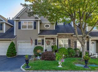 8 Scarborough Dr, Smithtown, NY 11787