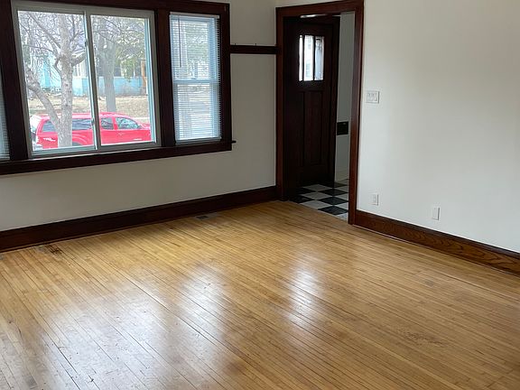 5th image of 2221 31st Ave S APT 1