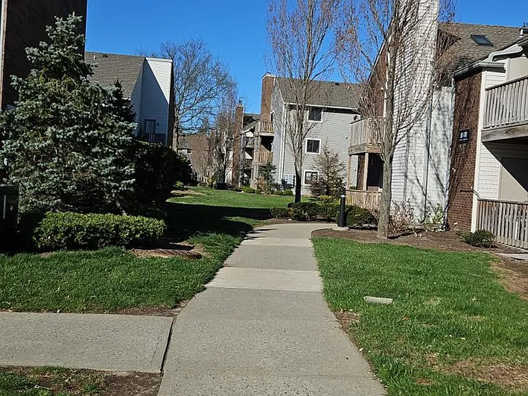909 Ravens Crest Dr — Photo 22