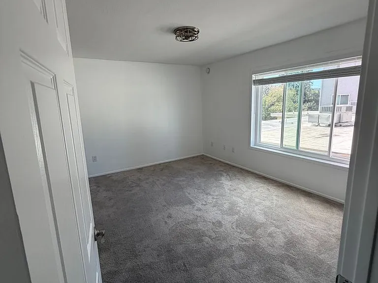 13042 Riverside Dr — Photo 9