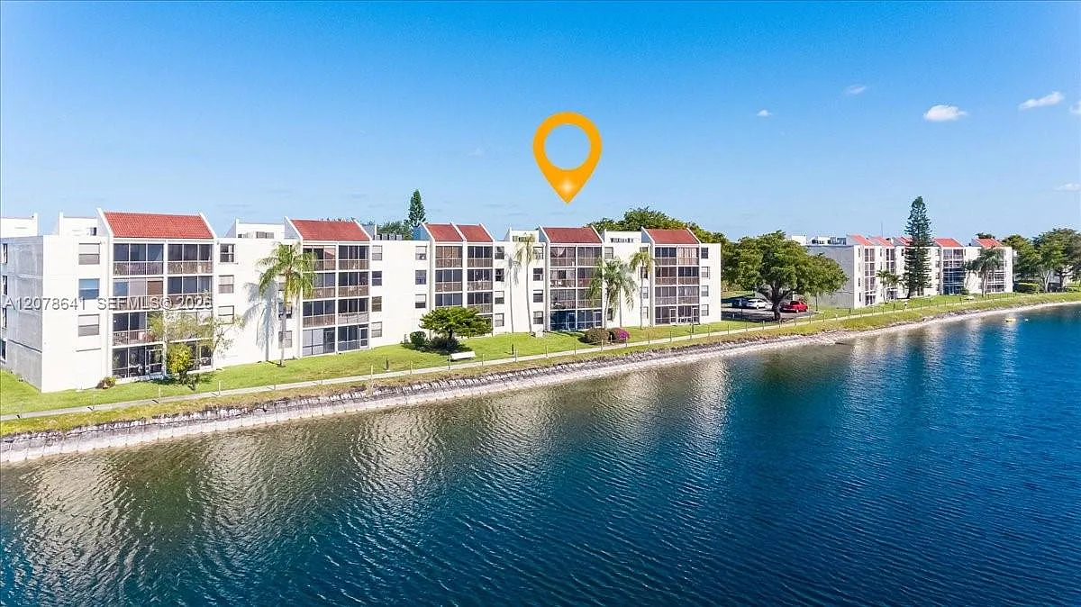 Lake Emerald Condominium — Photo 3
