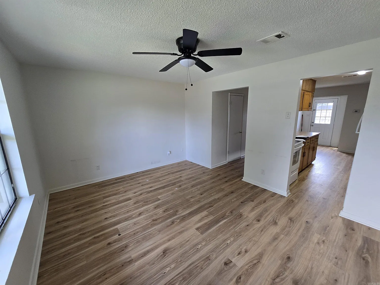 2 bed, 1.5 bath, 1045 sqft, $850 — Photo 2