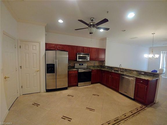 4th image of 1285 Oxford Ln