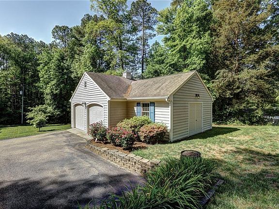 3rd image of 10371 Lake Dr