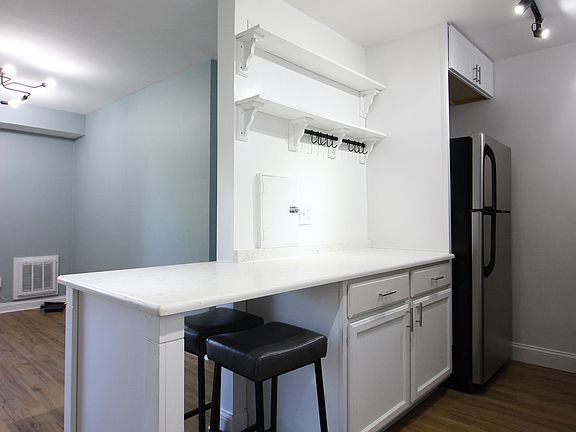 3rd image of 1931 N Cleveland St APT 302