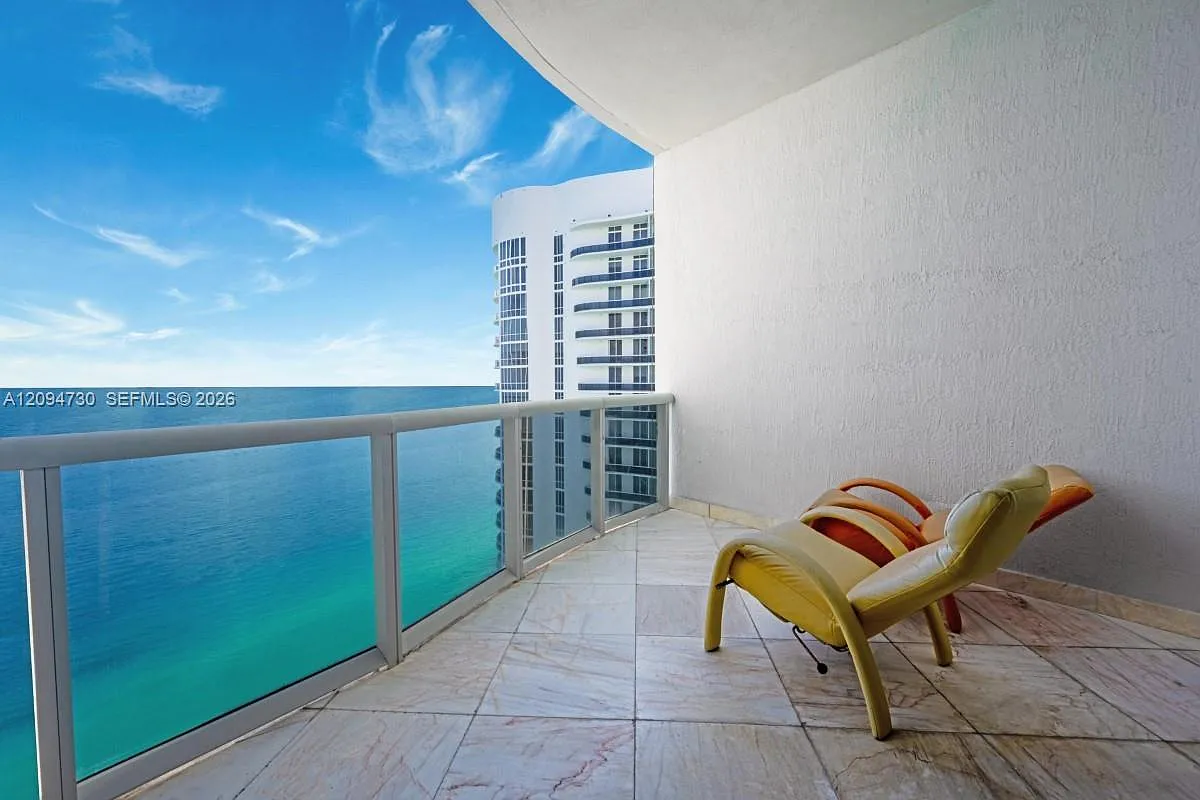 Tdr Tower I Condo — Photo 1
