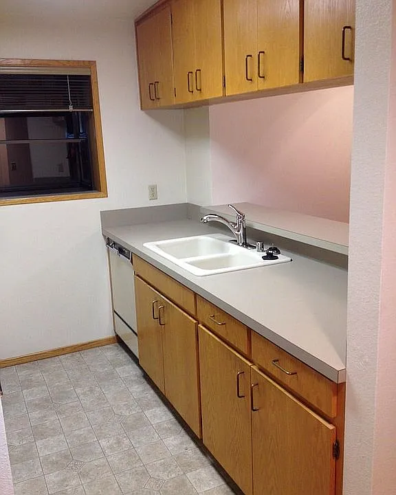 Dishwasher & Garbage Disposal. Lots of kitchen storage, Gard