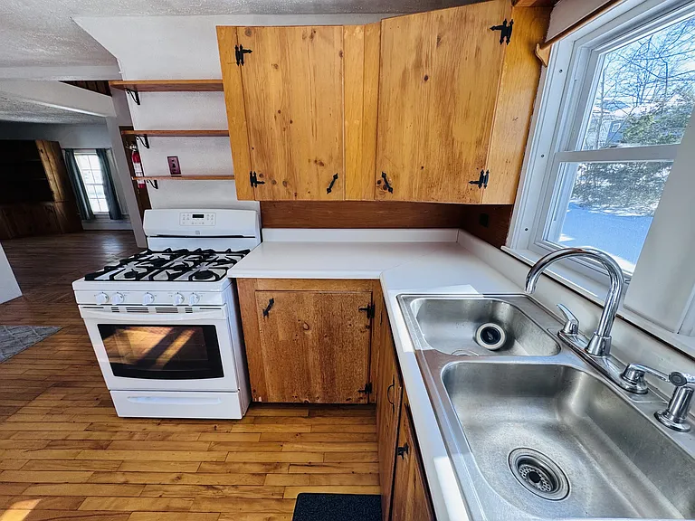 240 Pine St — Photo 15