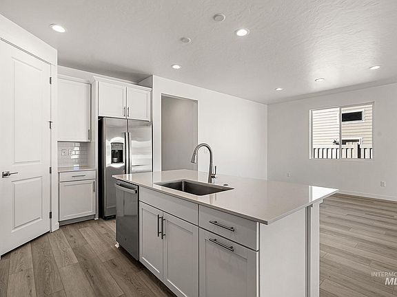 3rd image of 147 N Roscoe Ave
