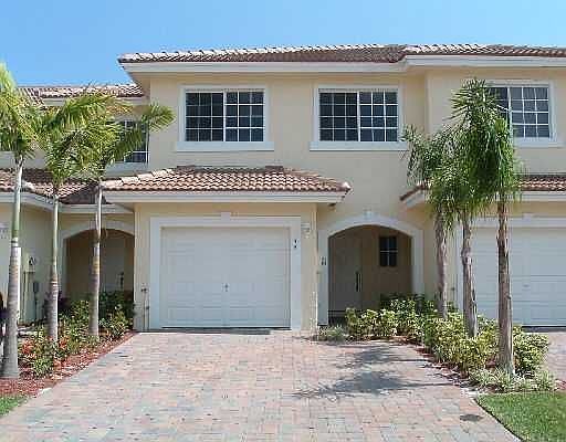 Front of home with 1 car garage