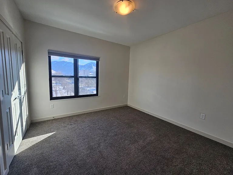 712 W Spruce St — Photo 7