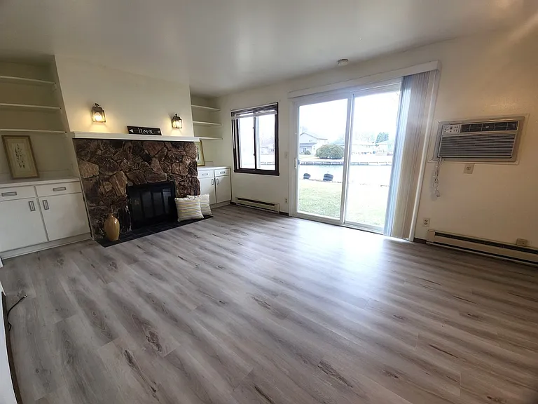 1045 Greenwood Ct — Photo 7