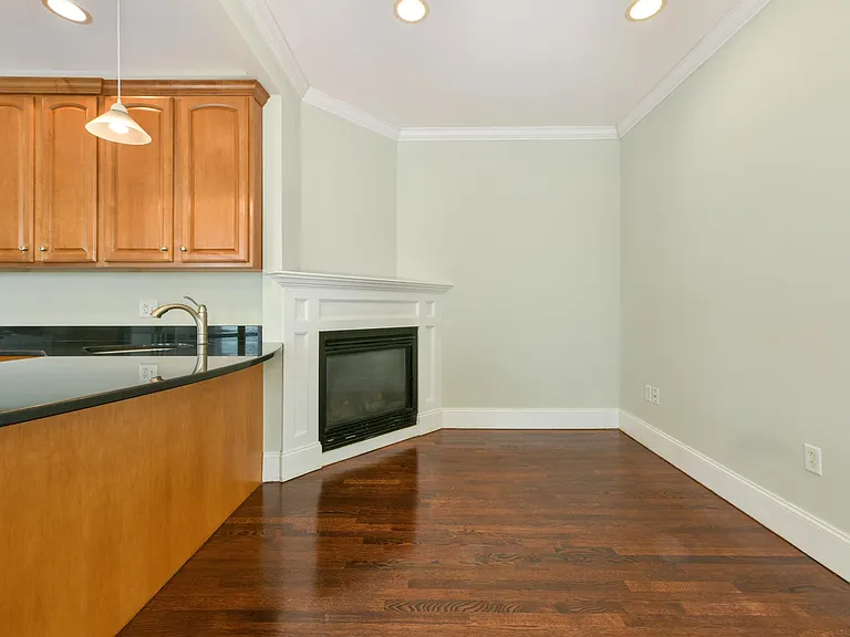 629 E 6th St #3 — Photo 8