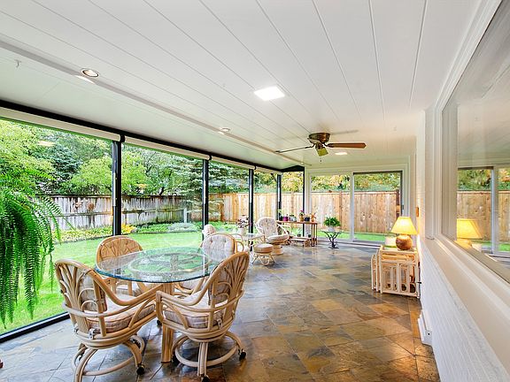 2nd image of 1307 Canterbury Ln