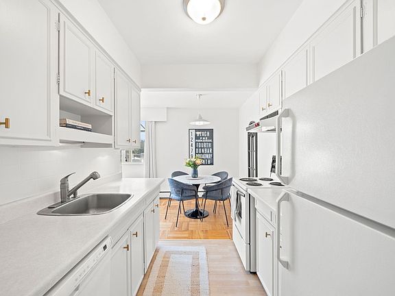 5th image of 1750 Esquimalt Ave #504
