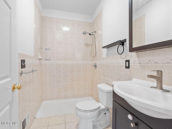 5th image of 108 Nutmeg Road