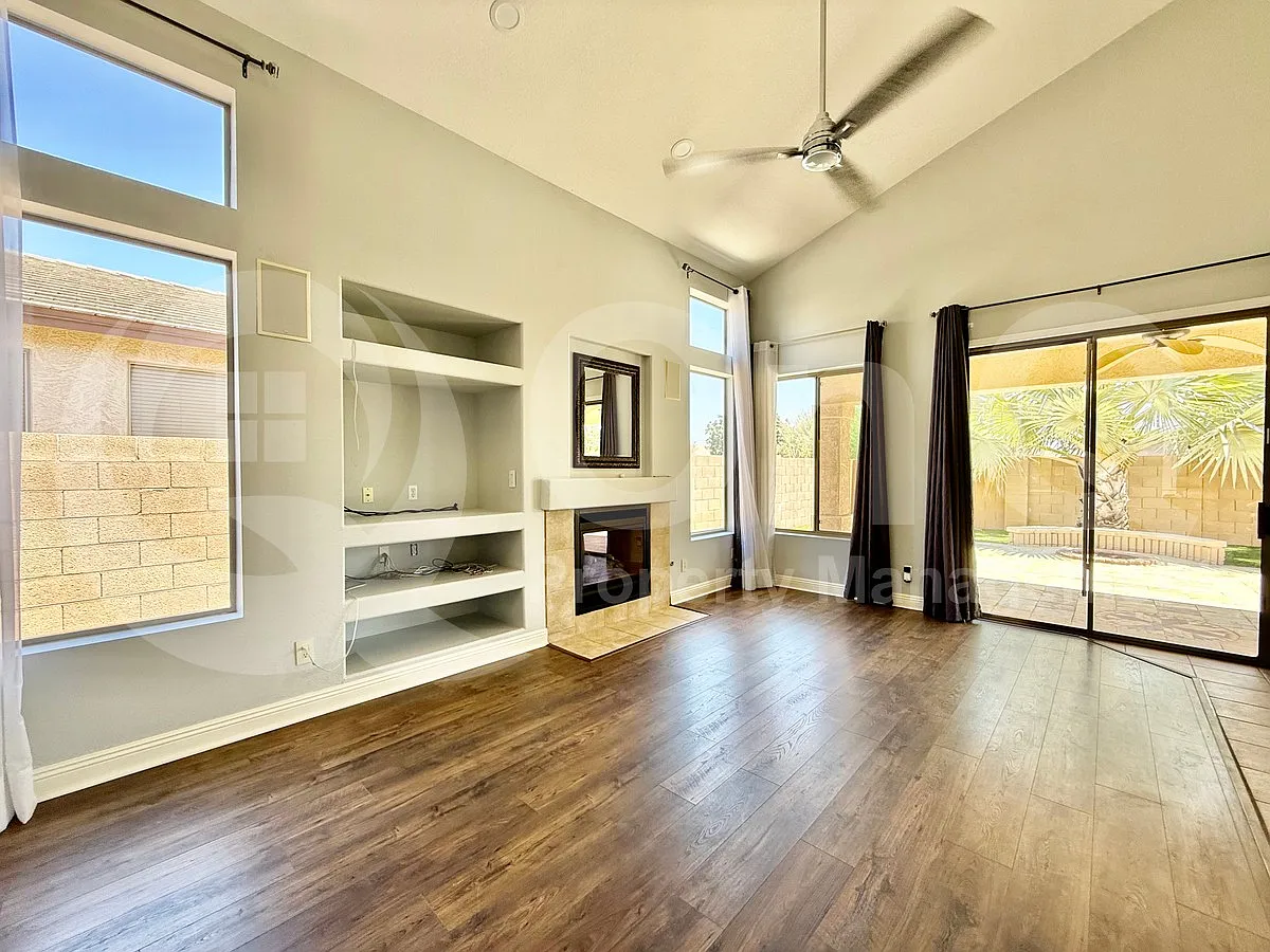 3 bed, 2.5 bath, 2403 sqft, $2,599 — Photo 3