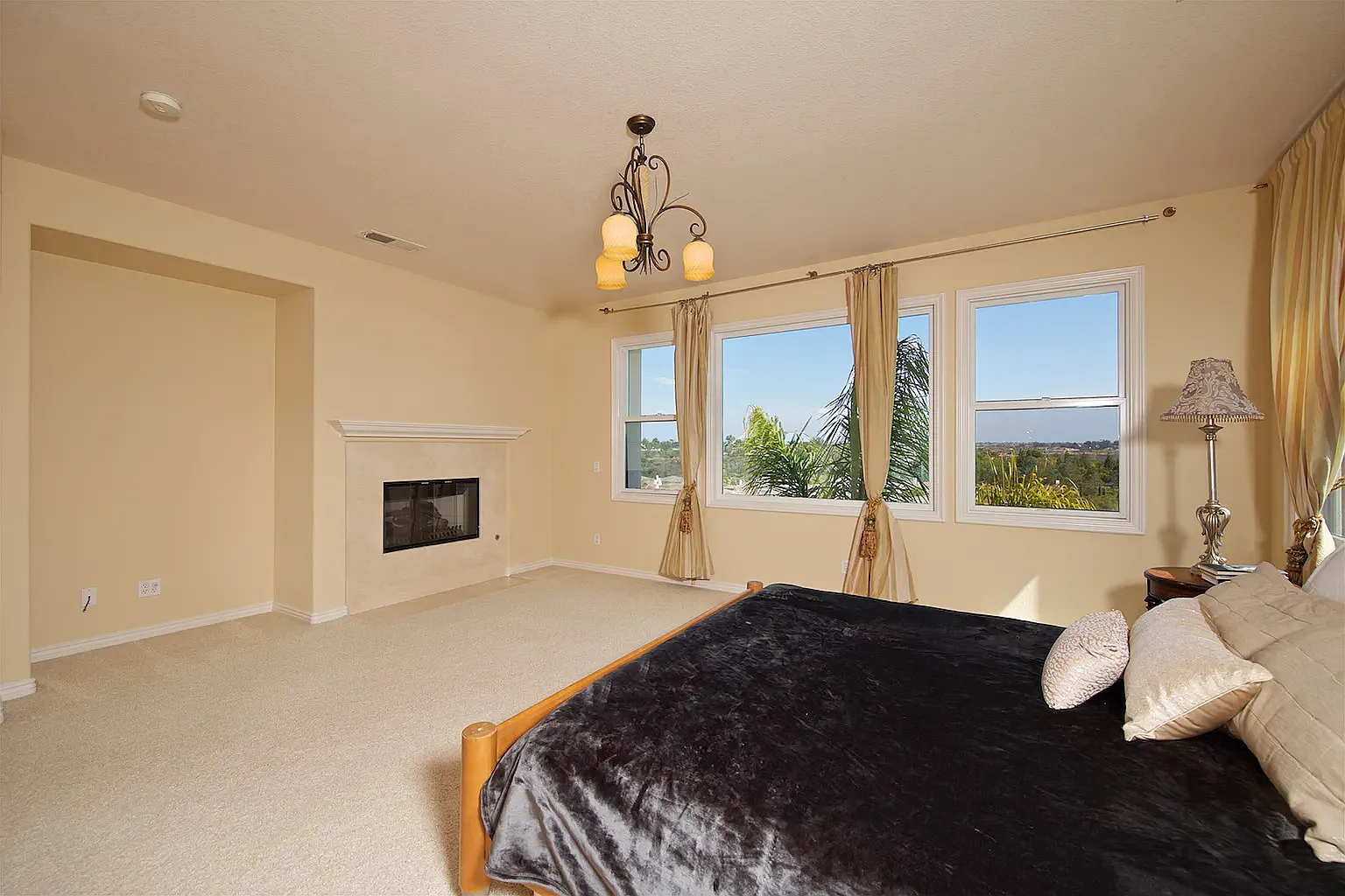5 bed, 3922 sqft, $9,700 — Photo 3