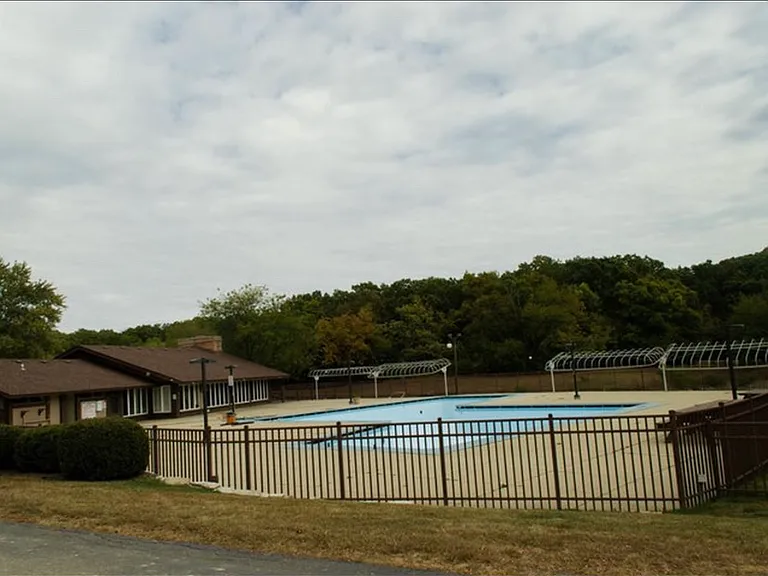 24 Jamaica Colony #3 — Photo 32